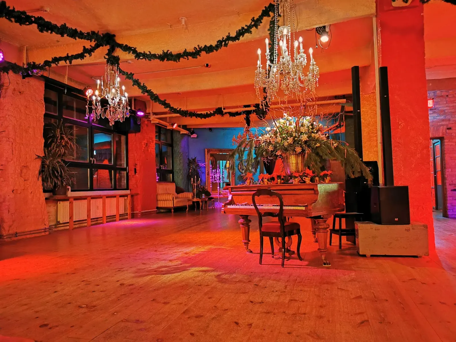 Grand piano and chandeliers on the dance floor at Tangoloft Berlin