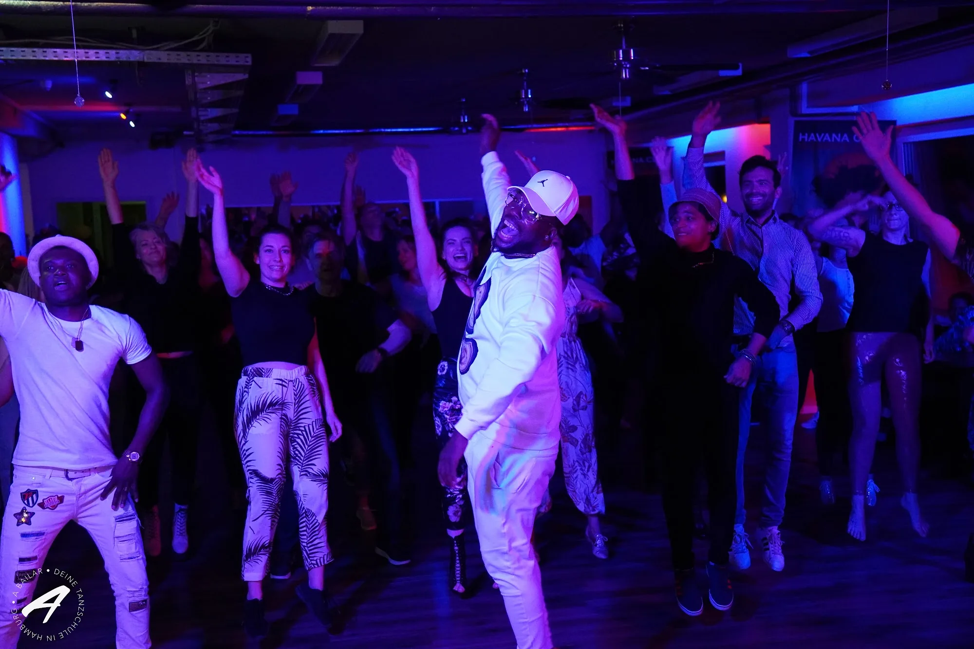 Large group of salsa dancers on the dance floor at A Bailar Hamburg