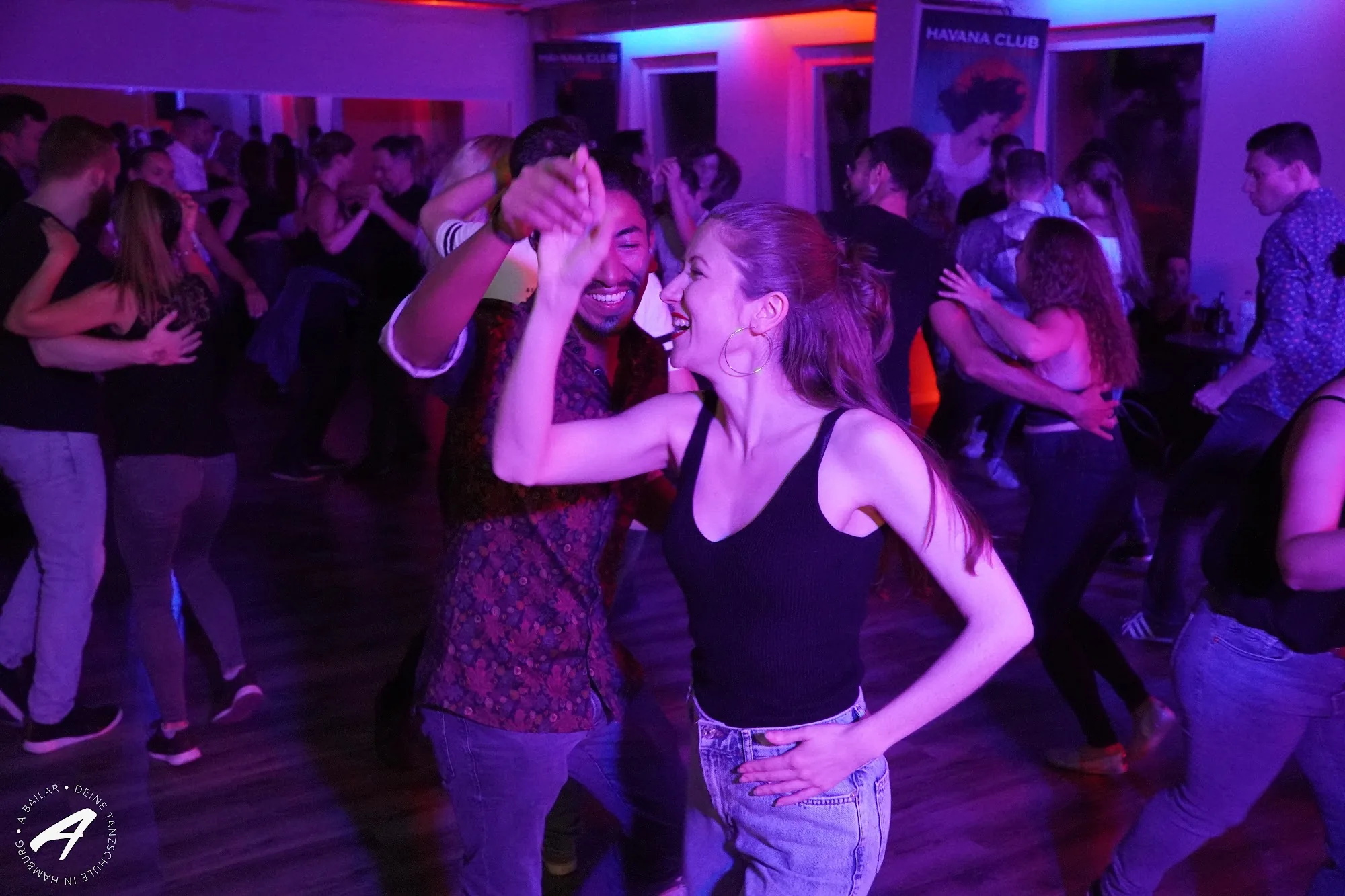 Salsa dancers on the packed floor at Tanzschule A Bailar Hamburg event night