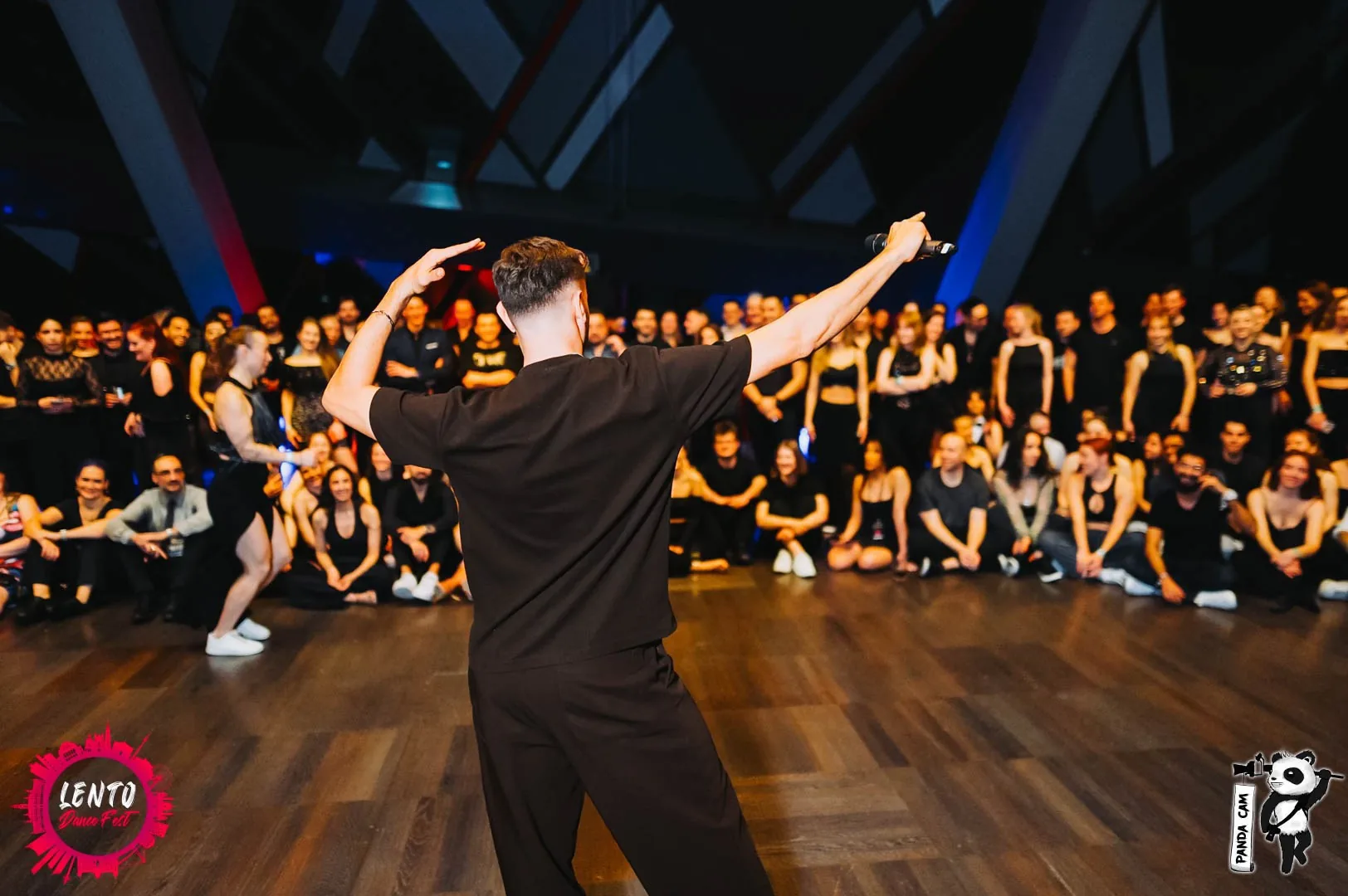 Lento Dance Vienna social dancing event with performer and crowd of dancers