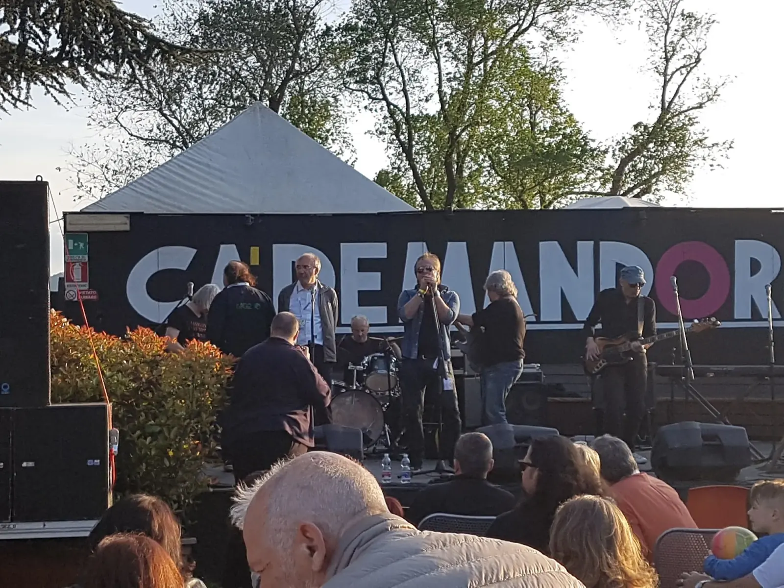 Live band performing on outdoor stage at Ristorante Ca de Mandorli San Lazzaro