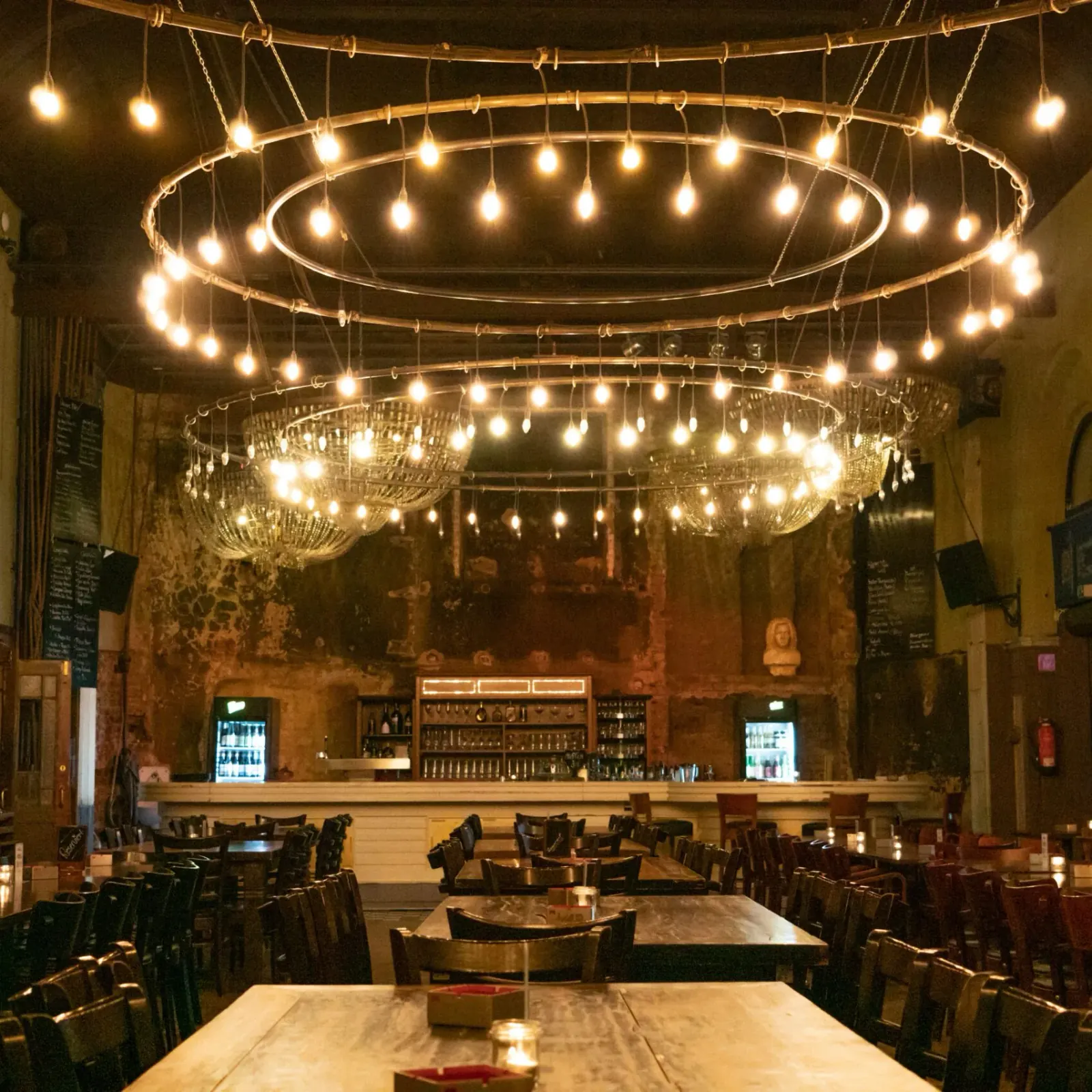 Beyerhaus main hall with chandelier, Leipzig