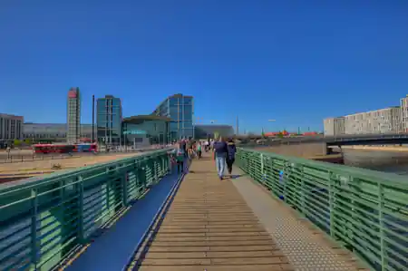 Gustav-Heinemann-Brücke, Berlin: Latin dance venue