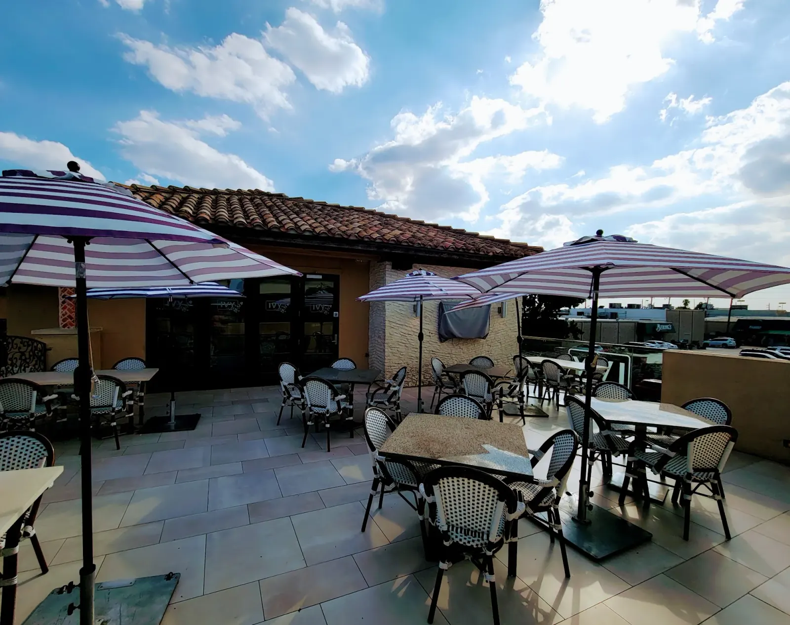 Ivy Bar & Bistro, dance venue