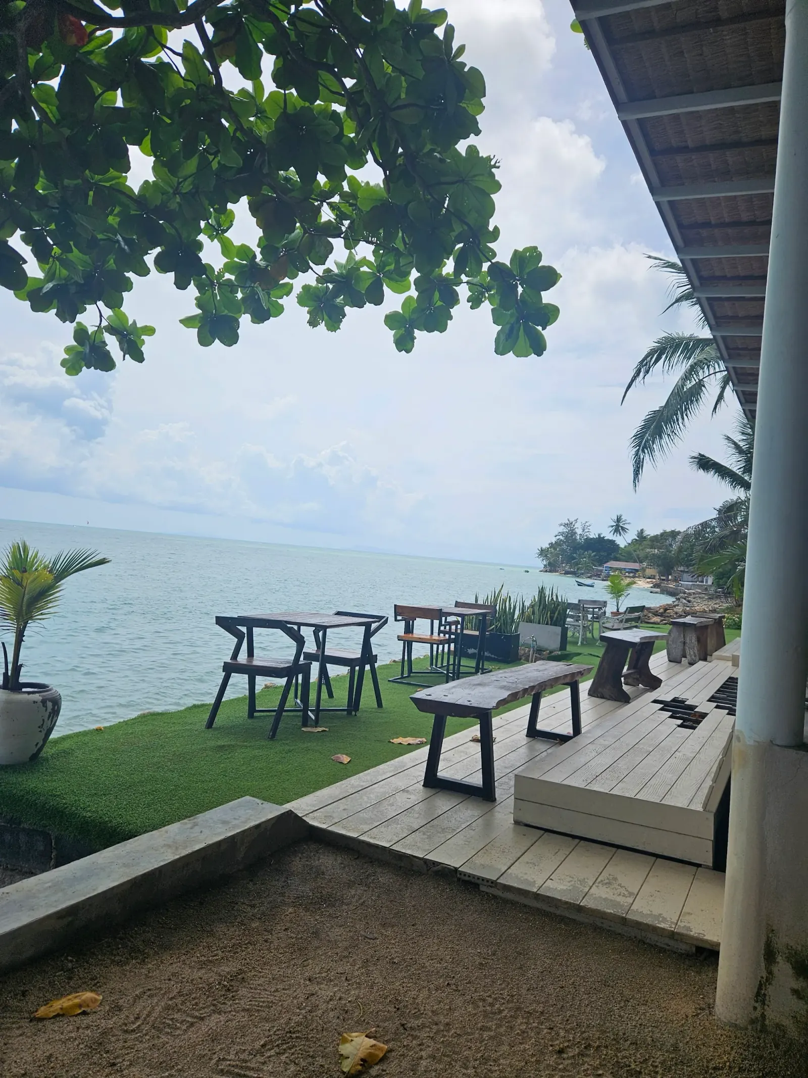 Oceanfront seating area at La Casa Tropicana in Koh Phangan, Thailand
