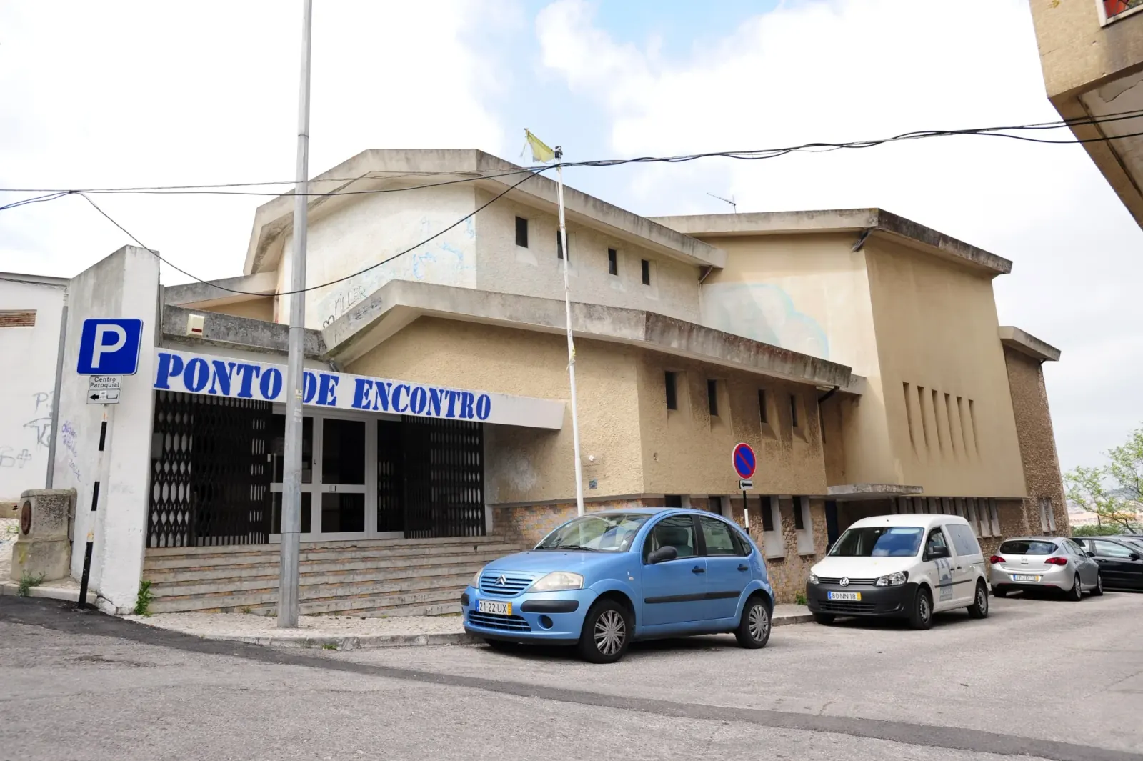 Exterior of Ponto de Encontro venue with signage in Almada, Portugal