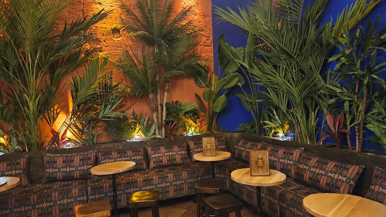 Tropical lounge seating area with palm decor at Toucan Fringuant Bordeaux