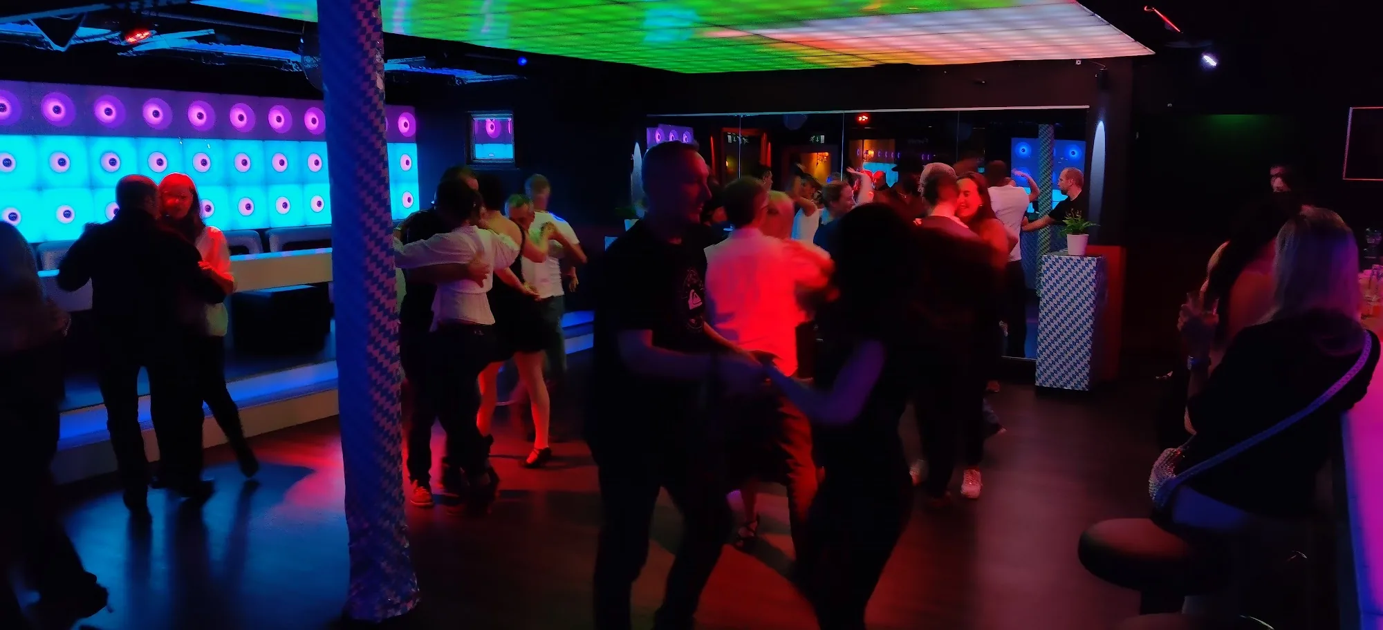 Couples dancing salsa on the dance floor at Sabor Latino Winterthur with club lights