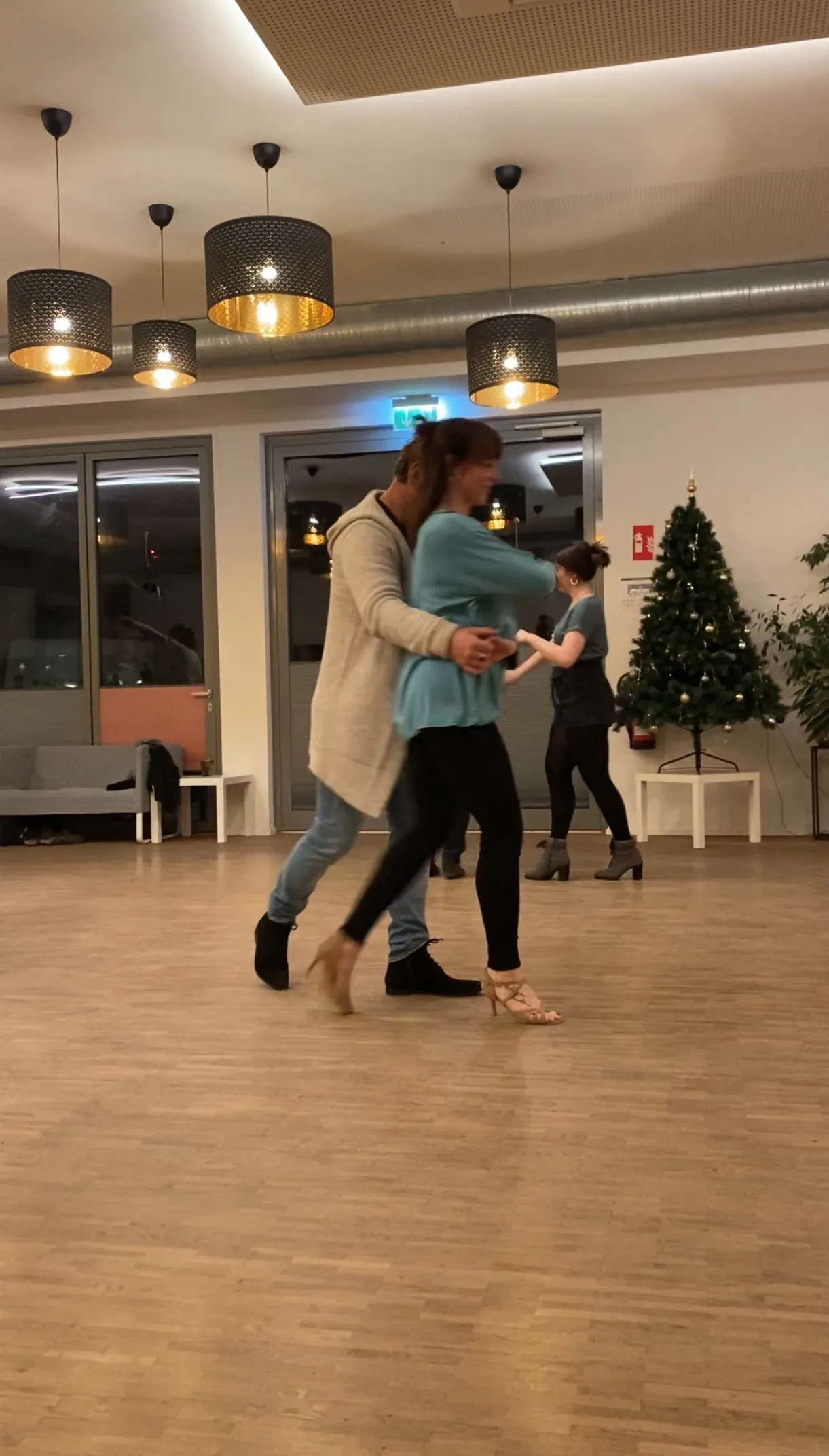 Couple dancing salsa in the studio at Salsa Akademie Heidelberg with wooden floor