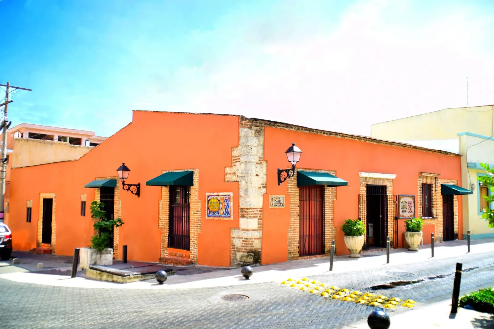 Colonial-style exterior of Bar and Museo del Ron Dominicano in Santo Domingo's historic zone